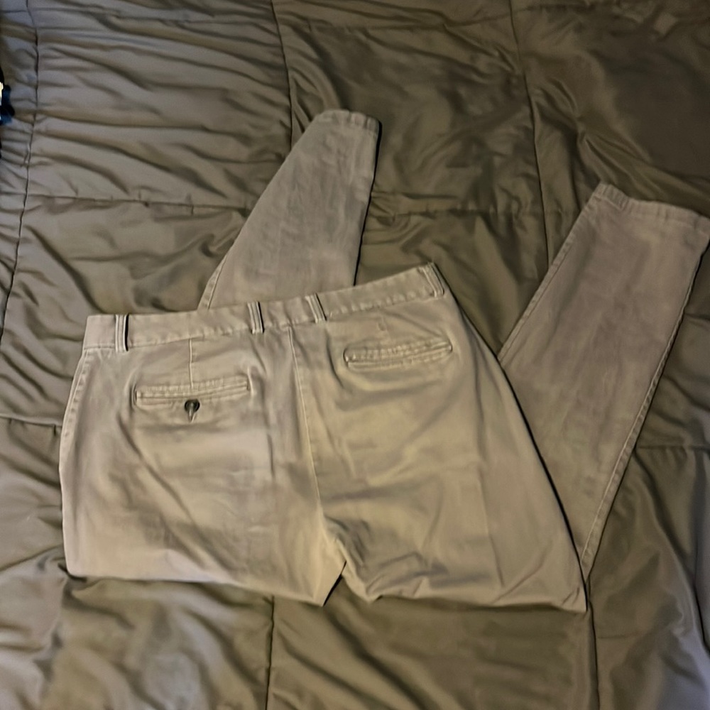 Old Navy Ultimate Athletic Built-In Flex khaki pants 33-30